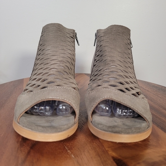 Diba Olive Green Suede Open Weave Peep-Toe Ankle Boots Sandals Size 8 Booties - Picture 8 of 16